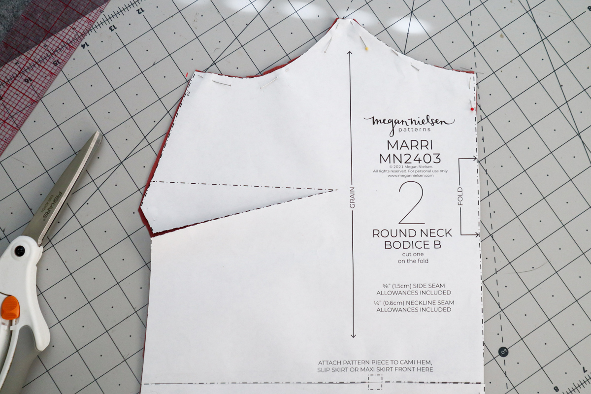how to sew the darts and staystitching on the Marri sewing pattern by Megan Nielsen Patterns