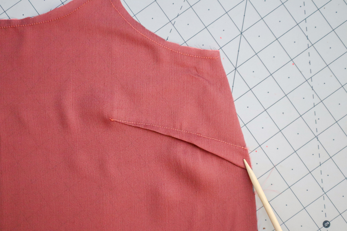 how to sew the darts and staystitching on the Marri sewing pattern by Megan Nielsen Patterns