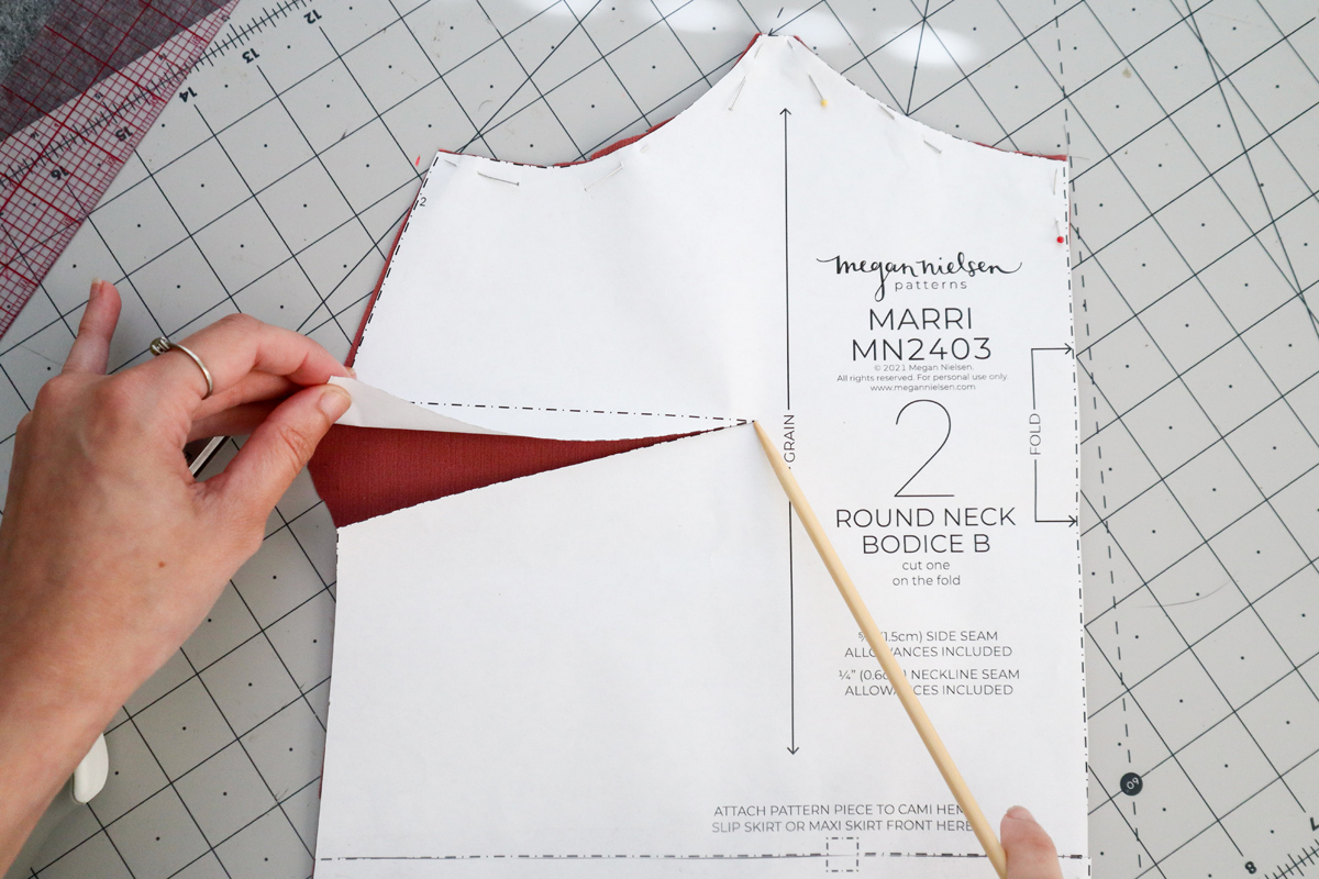 how to sew the darts and staystitching on the Marri sewing pattern by Megan Nielsen Patterns