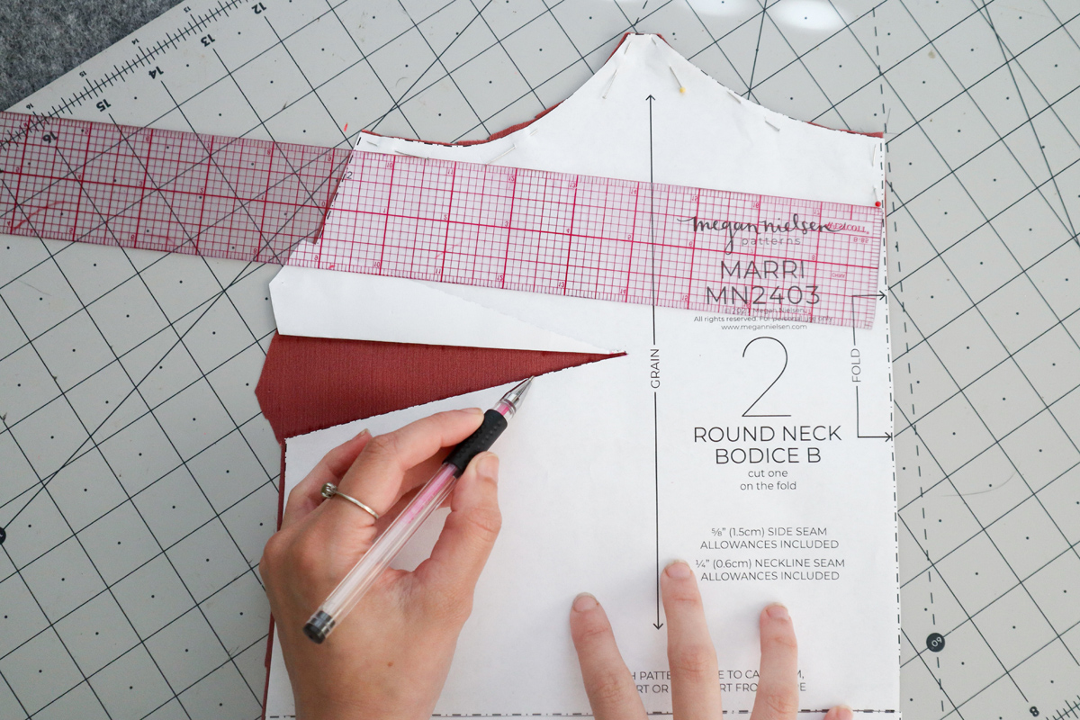 how to sew the darts and staystitching on the Marri sewing pattern by Megan Nielsen Patterns