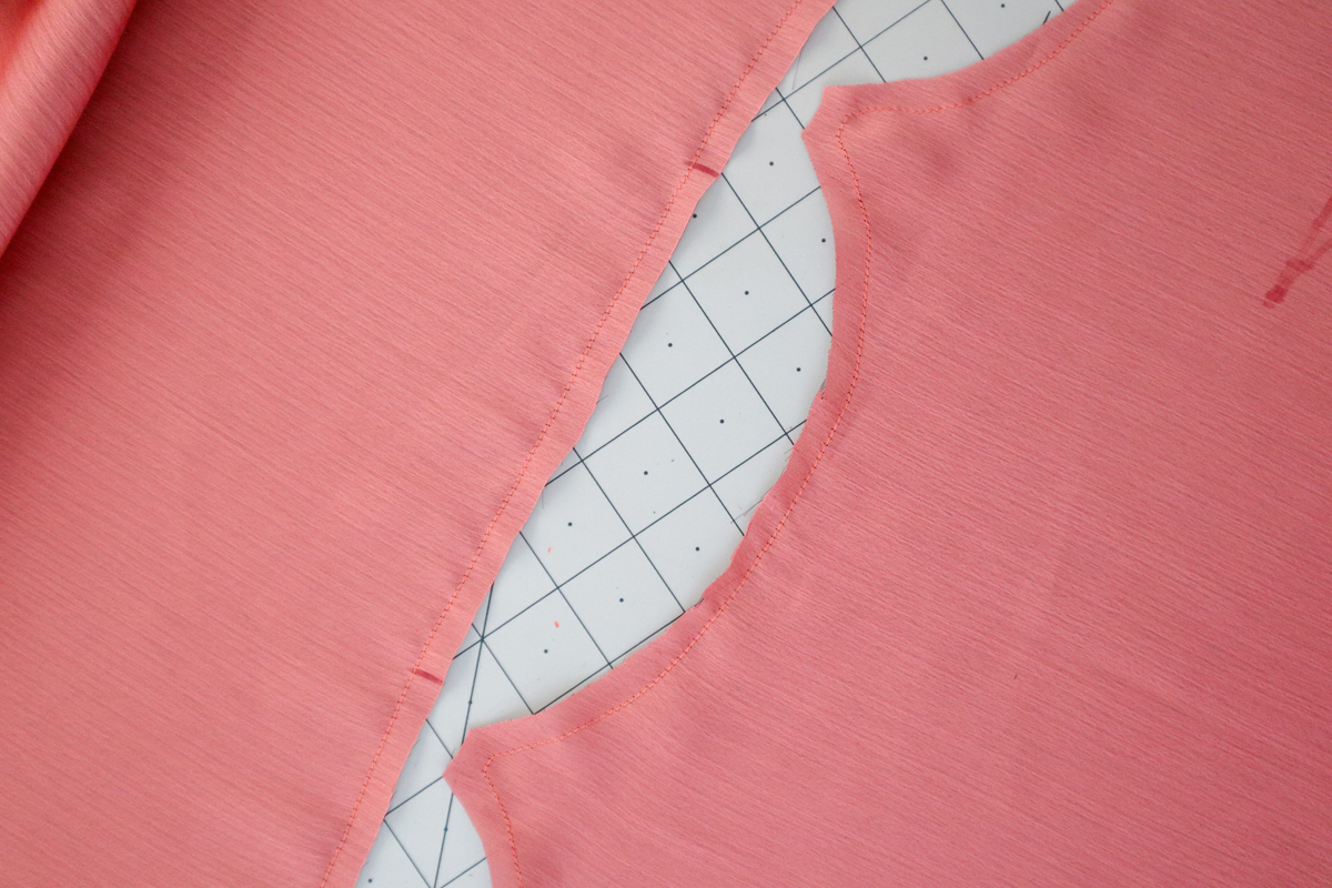 how to sew the darts and staystitching on the Marri sewing pattern by Megan Nielsen Patterns