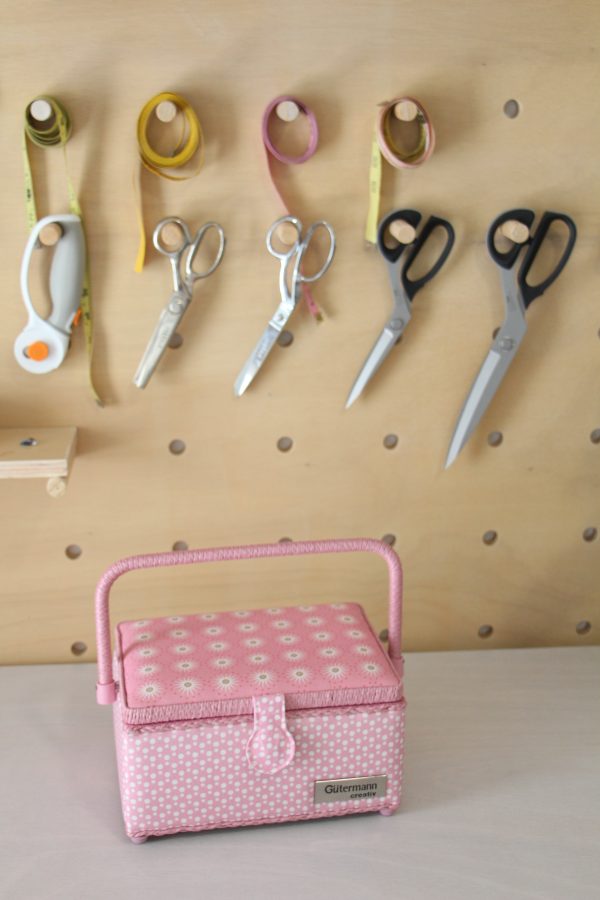 How to put together a beginner sewing kit